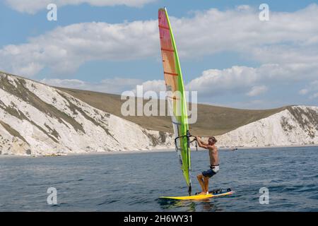 Tom Squires planche à voile près des falaises blanches de Weymouth Bay le 21 juillet 2020 à Portland, Dorset au Royaume-Uni.Photo de Sam Mellish Banque D'Images