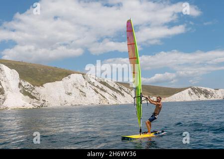 Tom Squires planche à voile près des falaises blanches de Weymouth Bay le 21 juillet 2020 à Portland, Dorset au Royaume-Uni.Photo de Sam Mellish Banque D'Images