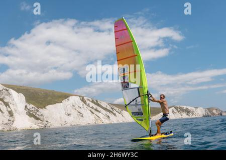 Tom Squires planche à voile près des falaises blanches de Weymouth Bay le 21 juillet 2020 à Portland, Dorset au Royaume-Uni.Photo de Sam Mellish Banque D'Images