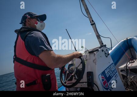 Un autocar de planche à voile, Dom Tidey, prépare une CÔTE (bateau rigide gonflable) pour une session d'entraînement à la voile britannique à Weymouth Bay, Dorset, au Royaume-Uni. Banque D'Images