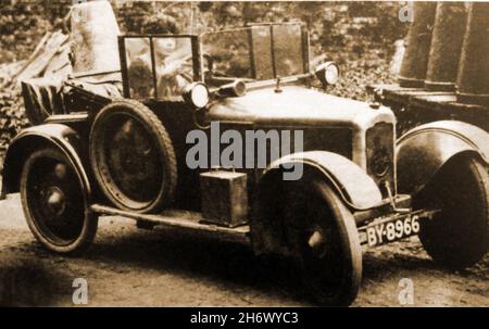 1926 - livraison de lait dans les urnes en voiture pendant la grève générale britannique.La grève violente menée par TUC pour soutenir les salaires et les conditions des mineurs n'a pas changé d'avis pour les gouvernements.Il a duré du 4 au 12 mai 1926 Banque D'Images