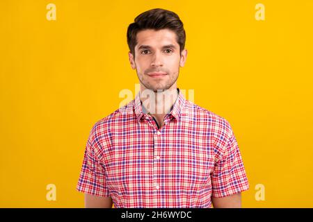 Photo de jeune homme d'affaires beau sourire positif heureux confiant isolé sur fond jaune de couleur Banque D'Images