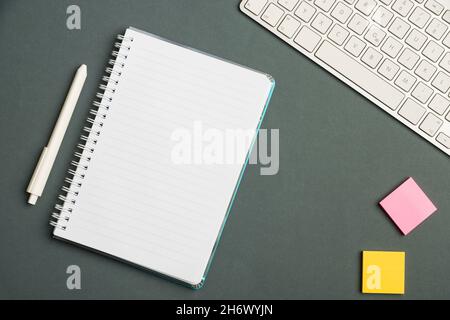 Passer le clavier sur Une table à côté D'Un bloc-notes et de stylos avec des notes adhésives.Clavier d'ordinateur sur le dessus D'Un bureau avec fournitures de bureau et photo de bureau. Banque D'Images