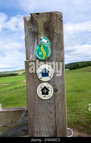 La voie se trouve sur un poste de porte pour la route de pèlerinage de St Cuthbert, la voie de grès et une voie publique de bride.Northumberland Royaume-Uni. Banque D'Images