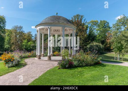 Temple circulaire, connu sous le nom de Temple de l'Amour (début du XIXe siècle) dans un style néoclassique.Parc de l'Orangerie à Strasbourg.France, Europe. Banque D'Images