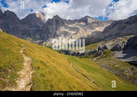 Vue sur le massif de Marmolada près de Val Contrin.Dolomites. Banque D'Images