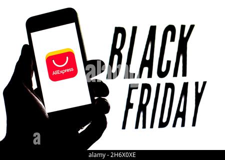 Dans cette illustration, un logo AliExpress apparaît sur l'écran d'un smartphone avec des mots « Black Friday » en arrière-plan. Banque D'Images