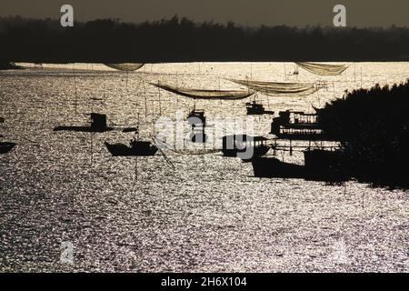 Vue aérienne de l'emblématique piège à poissons des filets de levage fixes dans la plage de Cua Dai à Hoi an, Vietnam Banque D'Images