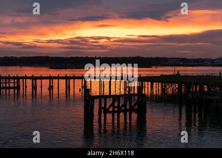 Un coucher de soleil coloré sur la rivière Itchen en regardant vers l'intérieur des terres de Solent depuis la Manche, Angleterre, Royaume-Uni Banque D'Images