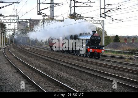 Ancienne locomotive à vapeur London Midland & Scottish Railway Jubilee Class numéro 5596 (BR no 45596) Bahamas passant par Rugeley Trent Valley le 03 novembre 2020. Banque D'Images