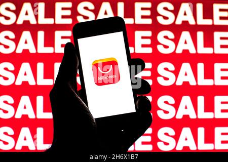 Dans cette illustration, un logo AliExpress apparaît sur l'écran d'un smartphone avec des mots « Sale » en arrière-plan.(Photo de Thiago Prudencio / SOPA Images/Sipa USA) Banque D'Images