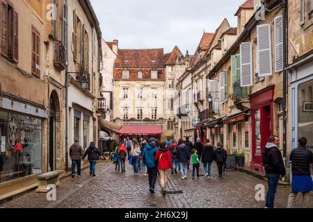 Rue Buffon, Semur-en-Auxois, occupé avec des touristes une journée en octobre Banque D'Images