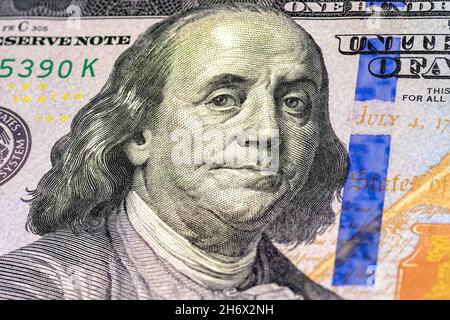 Gros plan sur une facture de 100 dollars américains.Portrait du président Benjamin Franklin sur le billet de cent dollars. Banque D'Images