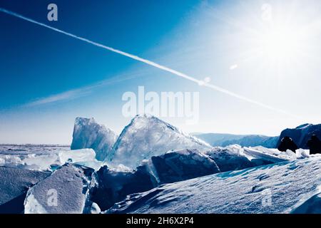 La fonte des fissures de la glace. Arrière-plan de l'hiver arctique. Glace d'hiver le long de la rive. Banque D'Images