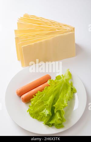 Un sandwich à base de feuilles de lasagne crues, de laitue et de saucisses.Cuisine italienne. Banque D'Images