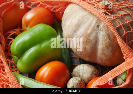 Aliments sains avec sac de papier réutilisable légumes sur fond blanc. Banque D'Images