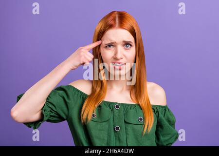 Photo de think rouge cheveux jeune femme point tête porter vert ouvert épaules chemisier isolé sur fond violet couleur Banque D'Images