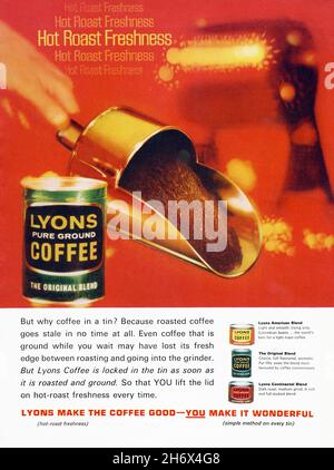 Une publicité des années 1960 pour le café Lyons pur moulu.La publicité est apparue dans un magazine publié au Royaume-Uni en mars 1965.Les photographies montrent diverses boîtes de mélanges de produits, les mots soulignant la fraîcheur du café.J Lyons & Co. Était une chaîne de restaurants britannique, une chaîne de fabrication de produits alimentaires et un conglomérat hôtelier fondé en 1884.En 1978, Lyons est acquise par Allied Breweries et fait partie d'Allied Lyons.Elle a connu une période économique difficile à la fin des années 1980 et a été divisée et certaines parties de l'entreprise ont été vendues à diverses sociétés – des graphiques vintage des années 1960 pour usage éditorial. Banque D'Images