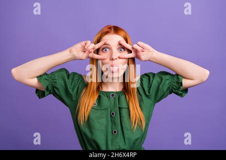 Photo d'une jeune femme brillante vêtue d'épaules blouse souriante montrant le V-sign langue isolée couleur violet fond Banque D'Images