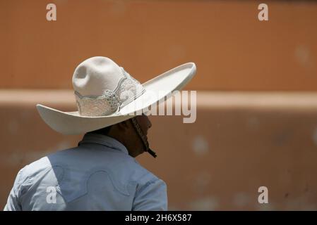 Homme en costume de charro. Le symbole du Mexique est le charro ou (cowboy), et bien que l'on pense habituellement au charro comme un homme avec un chapeau et des bottes qui viennent d'un champ sur un cheval, la culture du charro mexicain remonte beaucoup plus loin. Chaarrería est le sport du charro, avec des règlements et des championnats tout comme le football. Cependant, c'est plus comme un événement folklorique national qui a évolué en quelque chose qui n'a pas la différence d'un événement sportif majeur. Mexique. 10 juin 2006. Banque D'Images