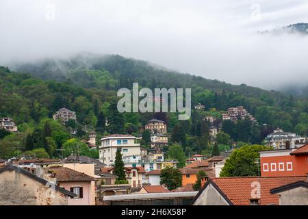 Village historique contre les montagnes Banque D'Images