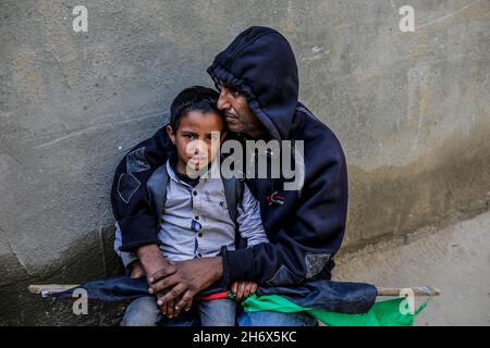 Gaza, Gaza.18 novembre 2021.Le père et le fils palestiniens proches de Sami al-Amour pleurent dans le camp de Deir al-Balah dans le centre de la bande de Gaza.Sami al-Amour, 39 ans, résident de la ville de Deir al-Balah dans la bande de Gaza, est décédé dans sa cellule ce matin par négligence médicale délibérée.Il a été arrêté par l'occupation israélienne en 2008 et condamné à 19 ans de prison.Crédit : SOPA Images Limited/Alamy Live News Banque D'Images