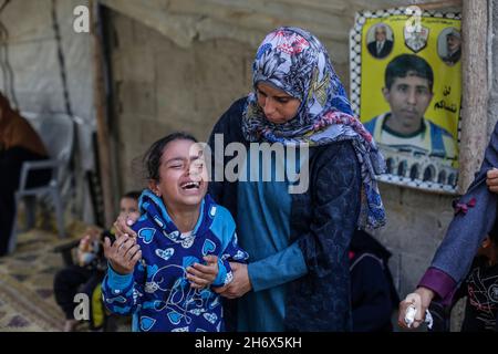 Gaza, Gaza.18 novembre 2021.Une jeune fille palestinienne de Sami palestinien al-Amour pleure dans le camp de Deir al-Balah dans le centre de la bande de Gaza.Sami al-Amour, 39 ans, résidant dans la ville de Deir al-Balah dans la bande de Gaza, est décédé dans sa cellule ce matin par négligence médicale délibérée.Il a été arrêté par l'occupation israélienne en 2008 et condamné à 19 ans de prison.Crédit : SOPA Images Limited/Alamy Live News Banque D'Images