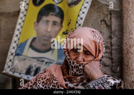 Gaza, Gaza.18 novembre 2021.Un parent de Sami al-Amour palestinien dans le camp de Deir al-Balah, dans le centre de la bande de Gaza.Sami al-Amour, 39 ans, résident de la ville de Deir al-Balah, dans la bande de Gaza, est décédé dans sa cellule ce matin à la suite d'une négligence médicale délibérée.Il a été arrêté par l'occupation israélienne en 2008 et condamné à 19 ans de prison.Crédit : SOPA Images Limited/Alamy Live News Banque D'Images