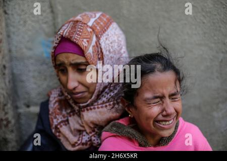 Gaza, Gaza.18 novembre 2021.Des parents de Samis palestiniens al-Amour pleurent dans le camp de Deir al-Balah, dans le centre de la bande de Gaza.Sami al-Amour, 39 ans, résident de la ville de Deir al-Balah, dans la bande de Gaza, est décédé dans sa cellule ce matin par négligence médicale délibérée.Il a été arrêté par l'occupation israélienne en 2008 et condamné à 19 ans de prison.Crédit : SOPA Images Limited/Alamy Live News Banque D'Images