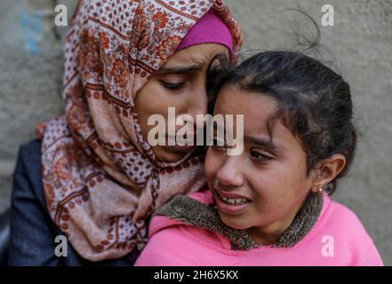 Gaza, Gaza.18 novembre 2021.Des parents de Samis palestiniens al-Amour pleurent dans le camp de Deir al-Balah, dans le centre de la bande de Gaza.Sami al-Amour, 39 ans, résident de la ville de Deir al-Balah, dans la bande de Gaza, est décédé dans sa cellule ce matin par négligence médicale délibérée.Il a été arrêté par l'occupation israélienne en 2008 et condamné à 19 ans de prison.Crédit : SOPA Images Limited/Alamy Live News Banque D'Images