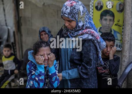 Gaza, Gaza.18 novembre 2021.Des parents de Samis palestiniens al-Amour pleurent dans le camp de Deir al-Balah, dans le centre de la bande de Gaza.Sami al-Amour, 39 ans, résident de la ville de Deir al-Balah, dans la bande de Gaza, est décédé dans sa cellule ce matin par négligence médicale délibérée.Il a été arrêté par l'occupation israélienne en 2008 et condamné à 19 ans de prison.Crédit : SOPA Images Limited/Alamy Live News Banque D'Images