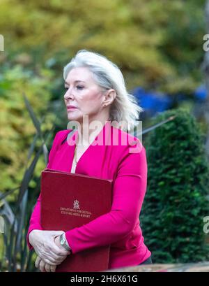Londres Royaume-Uni 16 nov 2021 Nadine Dorries , Secrétaire à la Culture, arrive à une réunion du Cabinet au 10 Downing Street Londres.Crédit Ian DavidsonAlamy Live News Banque D'Images