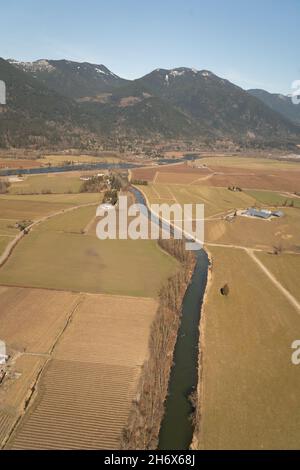 Vue panoramique d'une digue d'inondation dans la prairie de Sumas, dans la vallée du Fraser, Colombie-Britannique, Canada. Banque D'Images