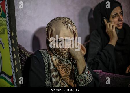 Gaza, Gaza.18 novembre 2021.Mère d'un prisonnier palestinien, Sami Al-Amour pleure dans le camp de Deir al-Balah dans le centre de la bande de Gaza.Sami al-Amour, 39 ans, résidant dans la ville de Deir al-Balah dans la bande de Gaza, est décédé dans sa cellule ce matin par négligence médicale délibérée.Il a été arrêté par l'occupation israélienne en 2008 et condamné à 19 ans de prison.(Photo de Mahmoud Issa/SOPA Images/Sipa USA) crédit: SIPA USA/Alay Live News Banque D'Images