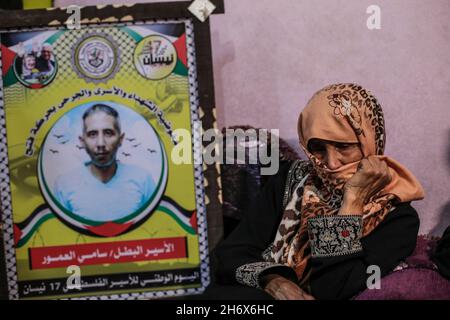 Gaza, Gaza.18 novembre 2021.Mère d'un prisonnier palestinien, Sami Al-Amour pleure dans le camp de Deir al-Balah dans le centre de la bande de Gaza.Sami al-Amour, 39 ans, résidant dans la ville de Deir al-Balah dans la bande de Gaza, est décédé dans sa cellule ce matin par négligence médicale délibérée.Il a été arrêté par l'occupation israélienne en 2008 et condamné à 19 ans de prison.(Photo de Mahmoud Issa/SOPA Images/Sipa USA) crédit: SIPA USA/Alay Live News Banque D'Images