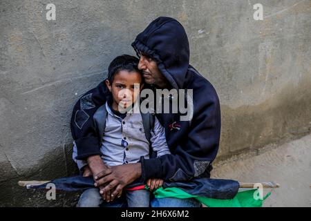 Gaza, Gaza.18 novembre 2021.Le père et le fils palestiniens proches de Sami al-Amour pleurent dans le camp de Deir al-Balah dans le centre de la bande de Gaza.Sami al-Amour, 39 ans, résident de la ville de Deir al-Balah dans la bande de Gaza, est décédé dans sa cellule ce matin par négligence médicale délibérée.Il a été arrêté par l'occupation israélienne en 2008 et condamné à 19 ans de prison.(Photo de Mahmoud Issa/SOPA Images/Sipa USA) crédit: SIPA USA/Alay Live News Banque D'Images