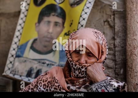 Gaza, Gaza.18 novembre 2021.Un parent de Sami al-Amour palestinien dans le camp de Deir al-Balah, dans le centre de la bande de Gaza.Sami al-Amour, 39 ans, résident de la ville de Deir al-Balah, dans la bande de Gaza, est décédé dans sa cellule ce matin à la suite d'une négligence médicale délibérée.Il a été arrêté par l'occupation israélienne en 2008 et condamné à 19 ans de prison.(Photo de Mahmoud Issa/SOPA Images/Sipa USA) crédit: SIPA USA/Alay Live News Banque D'Images