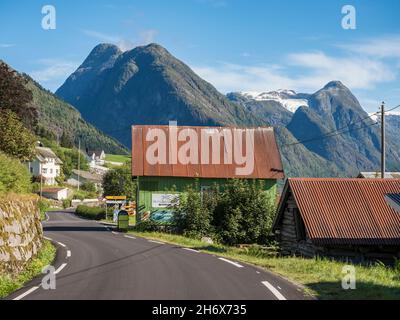 Achetez des livres d'occasion dans la ville de livres norvégienne Fjaerland au Sognefjord, en Norvège Banque D'Images