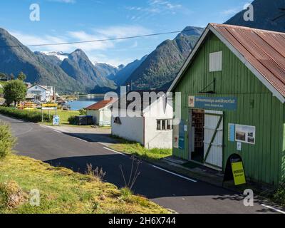 Achetez des livres d'occasion dans la ville de livres norvégienne Fjaerland au Sognefjord, en Norvège Banque D'Images