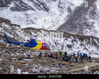 Muktinath (Népal) - Mars 17,2014 : opération de secours avec un hélicoptère dans les montagnes du Népal Banque D'Images