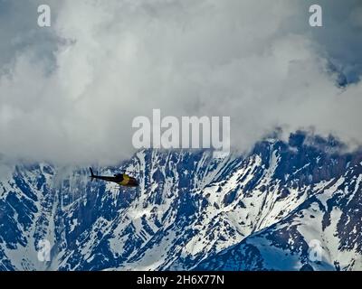 Muktinath (Népal) - Mars 17,2014 : opération de secours avec un hélicoptère dans les montagnes du Népal Banque D'Images