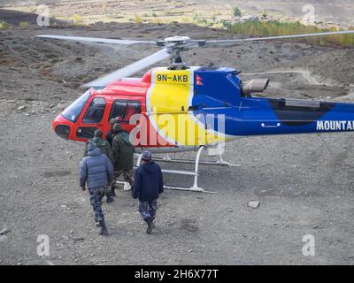 Muktinath (Népal) - Mars 17,2014 : opération de secours avec un hélicoptère dans les montagnes du Népal Banque D'Images