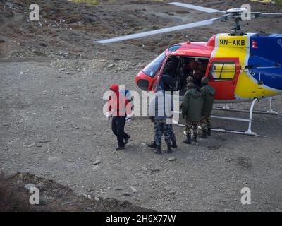 Muktinath (Népal) - Mars 17,2014 : opération de secours avec un hélicoptère dans les montagnes du Népal Banque D'Images