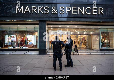 Londres, Royaume-Uni.18 novembre 2021.La police armée réagit à un incident à Marks & Spencer, The Pantheon, sur Oxford Street.Un cordon a été placé autour du magasin et il y a un rapport indiquant qu'un homme a été vu à l'intérieur du magasin portant un couteau causant la panique chez les acheteurs.Credit: Stephen Chung / Alamy Live News Banque D'Images