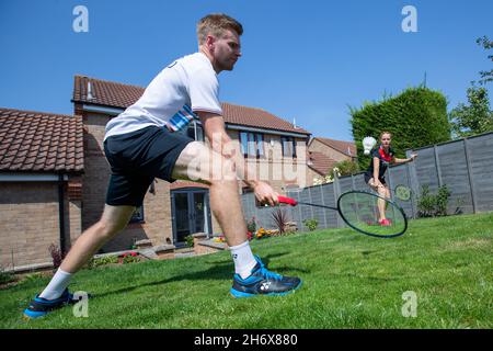 11/06/20 - Badminton England joueurs mixtes doubles Marcus Ellis et Lauren Smith jouant au badminton à la maison après Covid-19 verrouillage. Banque D'Images