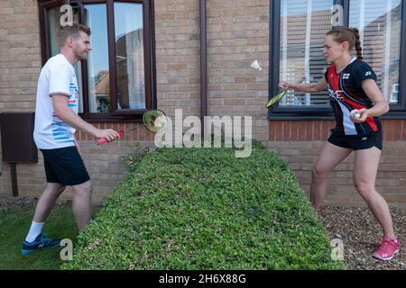 11/06/20 - Badminton England joueurs mixtes doubles Marcus Ellis et Lauren Smith jouant au badminton à la maison après Covid-19 verrouillage. Banque D'Images