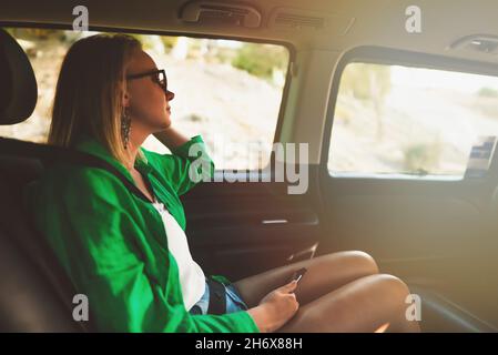 Une femme prend un taxi en été. Banque D'Images