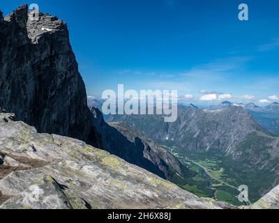 Vue sur la crête de montagne Trollveggen jusqu'à la vallée de Romsdalen, rivière Rauma dans la vallée, Norvège Banque D'Images