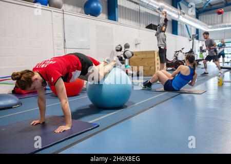 02/06/21 - Lauren Smith, joueur de badminton en Angleterre, avec des coéquipiers lors d'une session de formation en circuit au Centre national de badminton de Milton Keynes. Banque D'Images