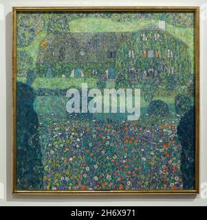 Peinture de la maison de Forester à Weissenbach sur l'Attersee I par le peintre symboliste autrichien Gustav Klimt (1914) exposé au Musée du Belvédère à Vienne, Autriche. Banque D'Images